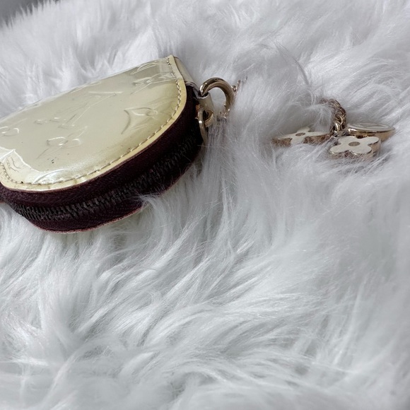 Louis Vuitton heart shaped coins bag - Picture 8 of 17